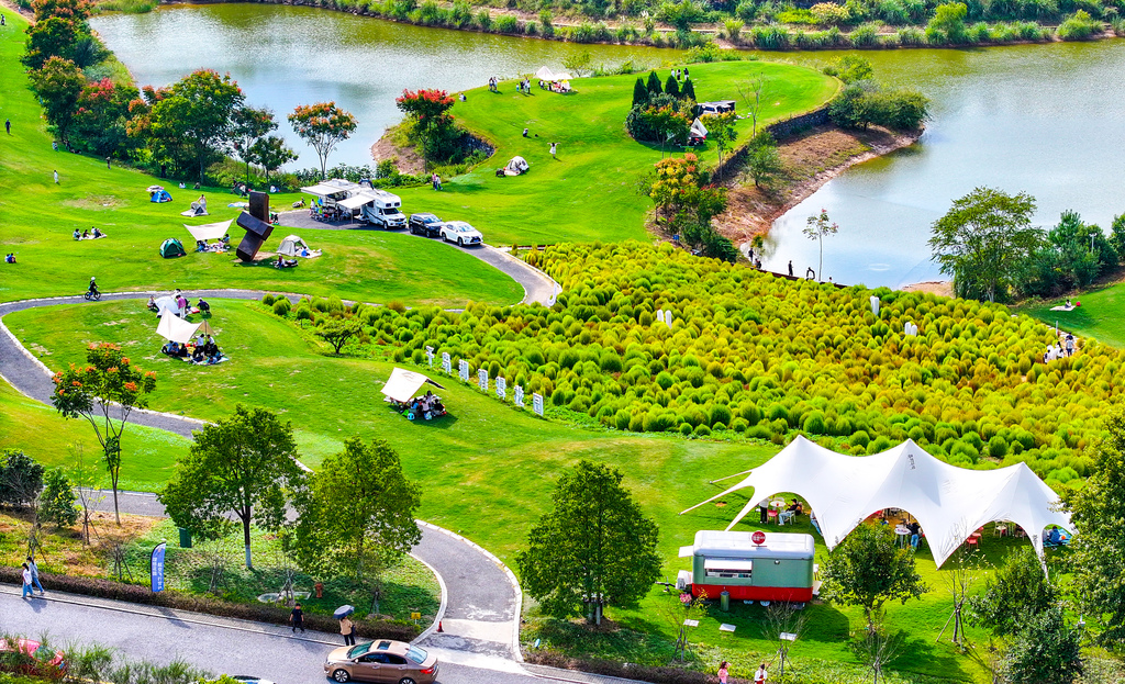 Tourists visit Qiandao Lake Ideal Garden in Chun'an County, Hangzhou, Zhejiang Province on October 3, 2024. The garden has a unique natural ecology and artistic landscapes. /CFP