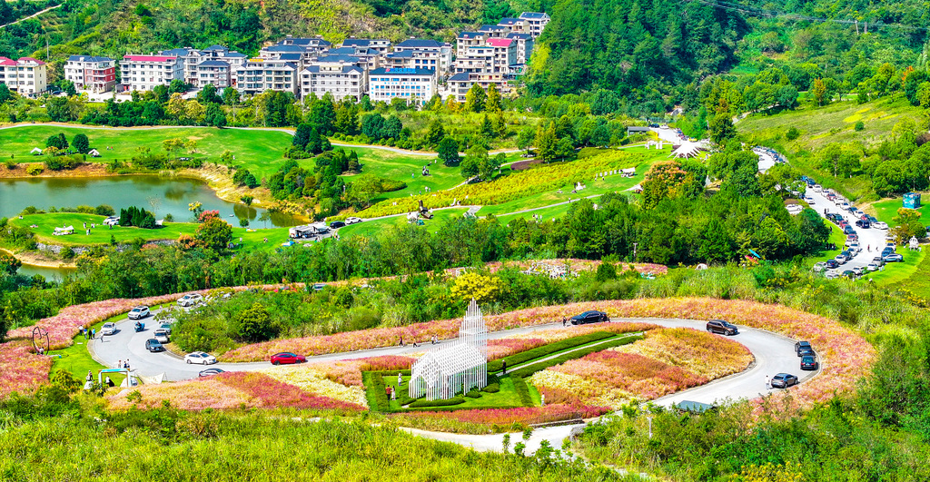 Tourists visit Qiandao Lake Ideal Garden in Chun'an County, Hangzhou, Zhejiang Province on October 3, 2024. The garden has a unique natural ecology and artistic landscapes. /CFP