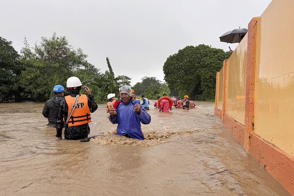 Residents negotiate floods caused by the powerful Typhoon Krathon at Bacarra, Ilocos Norte Province, northern Philippines, September 30, 2024. /CFP