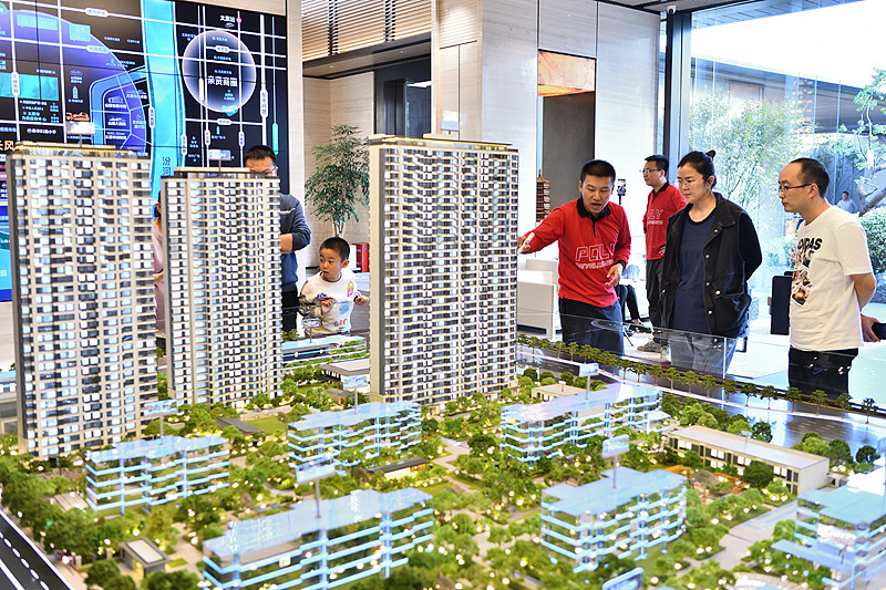 A sales rep introduces a real estate project to customers in Taiyuan, north China's Shanxi Province, September 29, 2024. /CFP