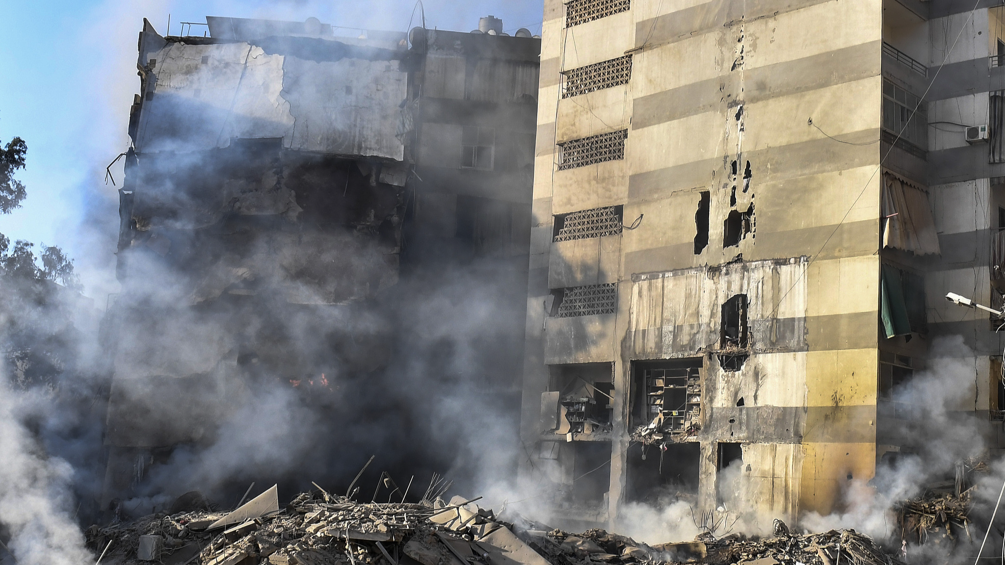 Smoke rises from a damaged building after overnight Israeli airstrikes on the Chyah neighborhood in Beirut's southern suburbs, Lebanon, October 4, 2024. /CFP