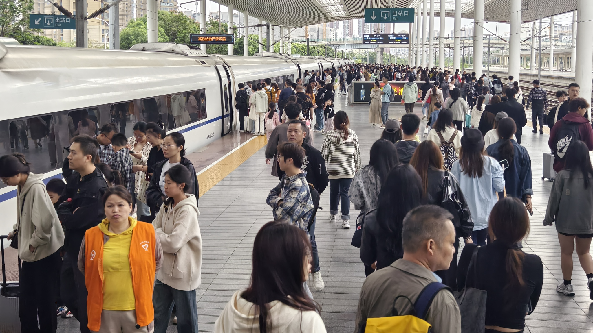 Live: China facilitates hassle-free journeys amid National Day holiday return rush