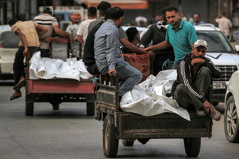 The bodies of victims killed in Israeli bombardment are transported in the back of tricycle carts along a street in Khan Yunis in the southern Gaza Strip, October 2, 2024. /CFP