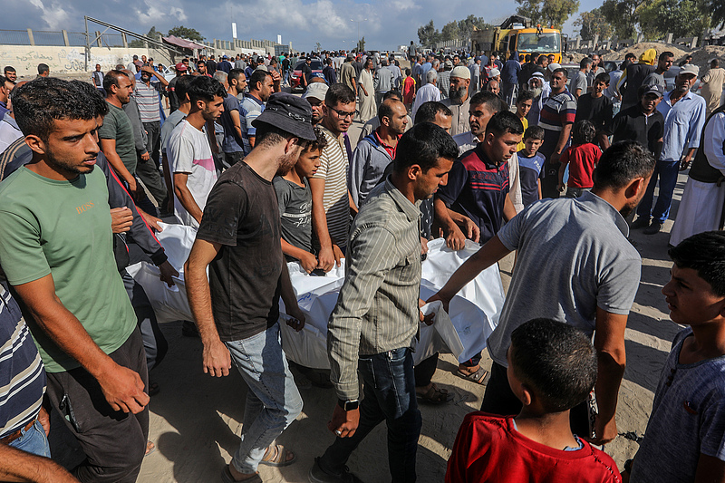 Palestinians carry the body of a person who was killed by Israeli fire for burial at the Gaza European Hospital in Khan Yunis, Gaza, October 2, 2024. /CFP