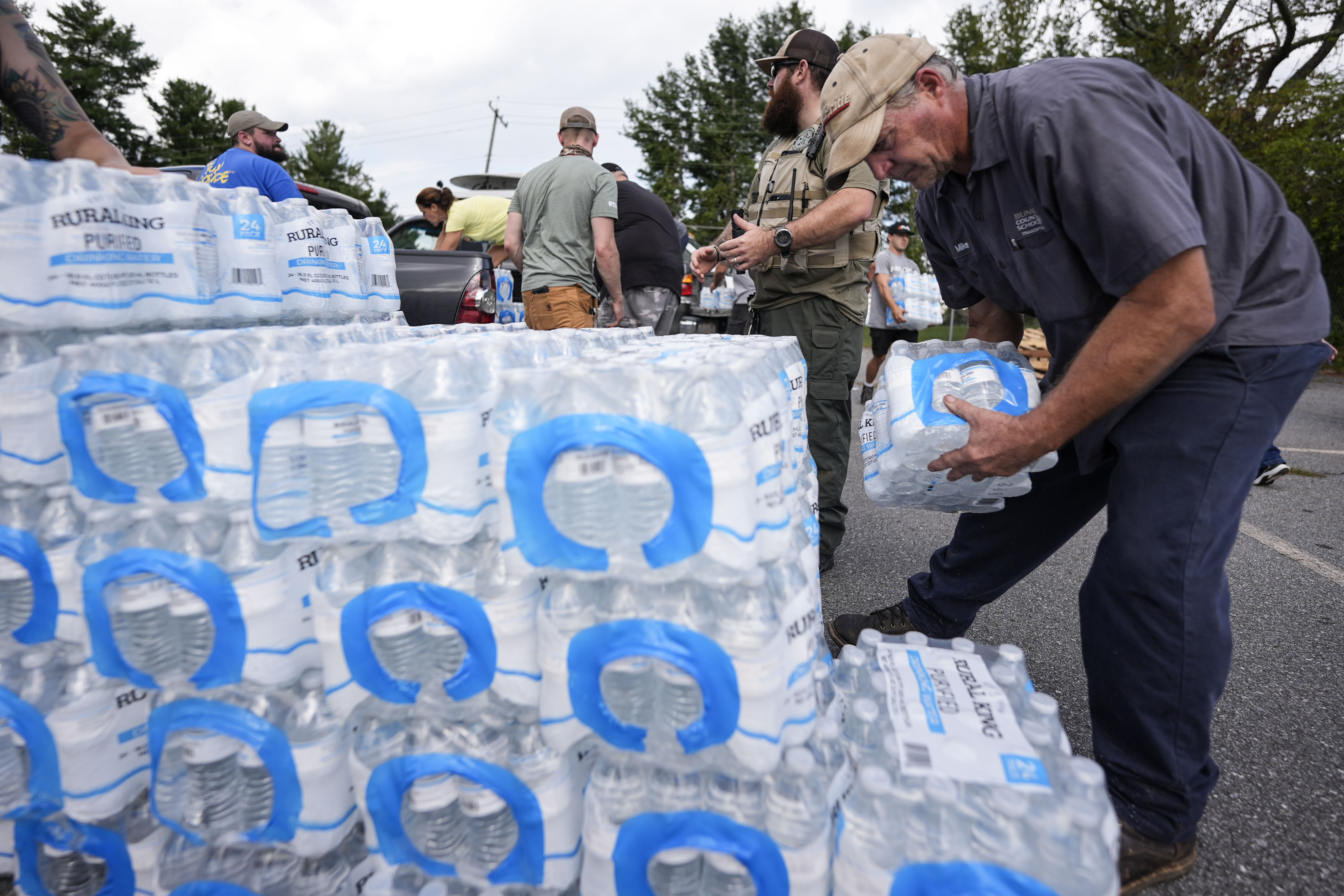 Volunteers stage water for people in the aftermath of Hurricane Helene, Asheville, North Carolina, U.S., September 30, 2024. /AP