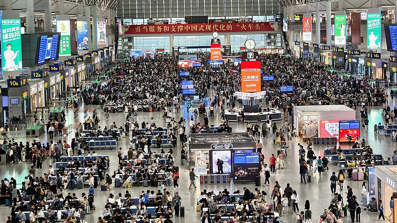 Passengers are seen at Shanghai Hongqiao Railway Station in east China's Shanghai, October 6, 2024. /CFP