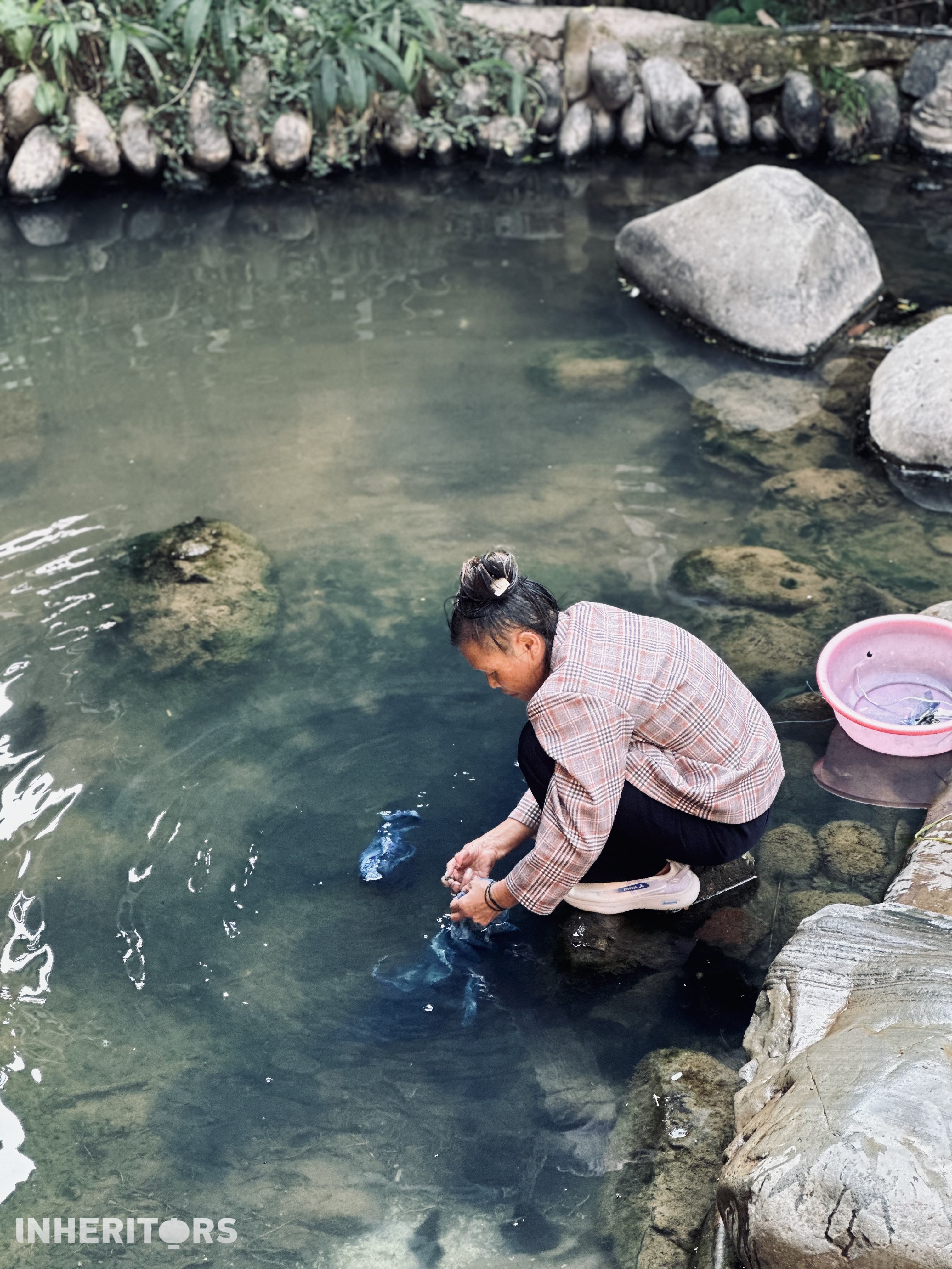 A woman from the Dong ethnic group makes traditional cloth at a village in southwest China's Guizhou Province. /CGTN