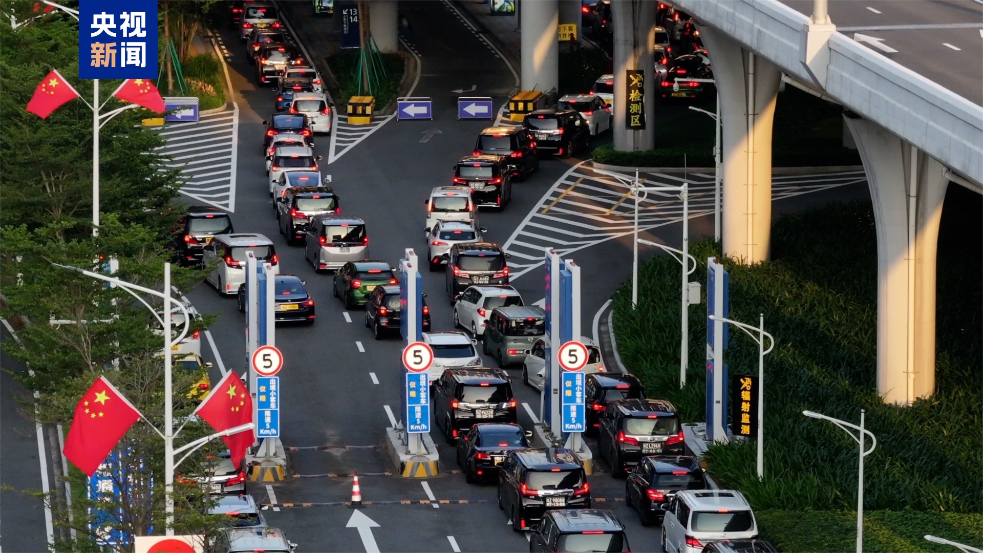 The Zhuhai section of the Hong Kong-Zhuhai-Macao Bridge sees more than 20,000 inbound and outbound vehicles, October 5, 2024. /CMG