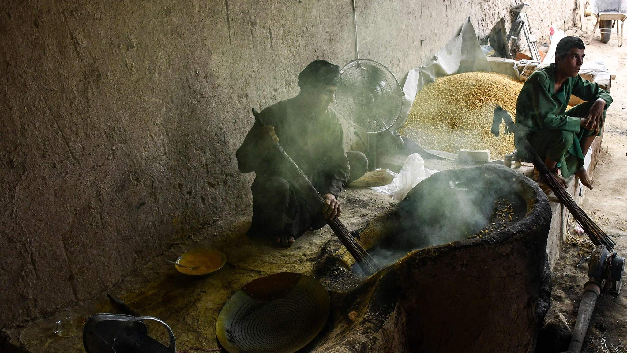 Afghan workers roast 'chana' (gram) at a factory on the outskirts of Mazar-i-Sharif, Afghanistan, September 29, 2024. /CFP