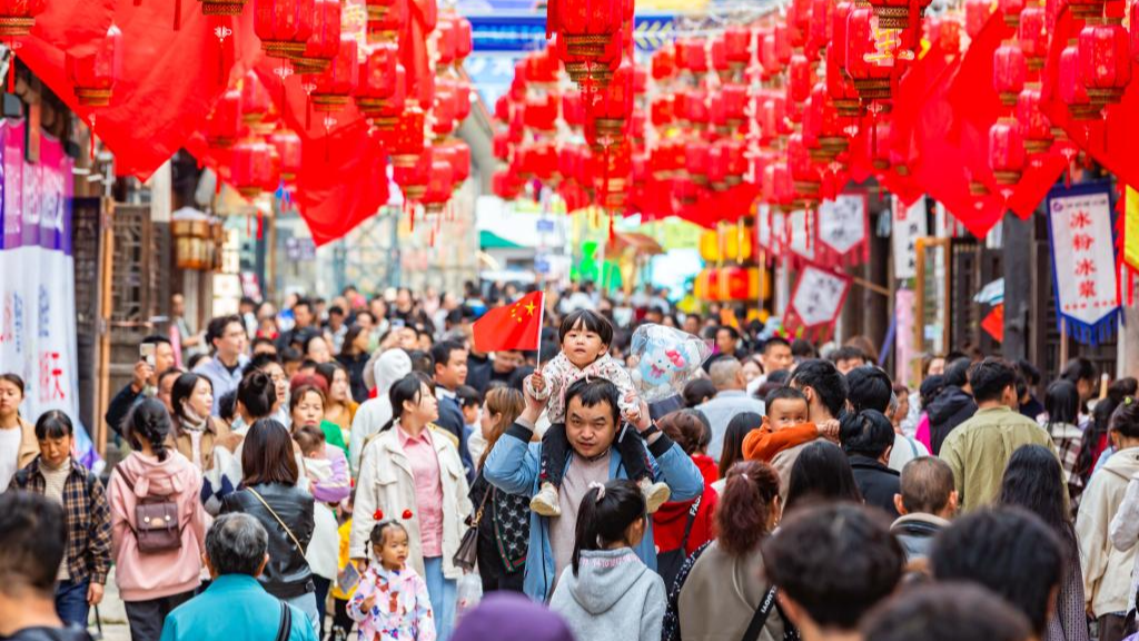 People visit a historical and cultural street in Xixiu District of Anshun City, southwest China's Guizhou Province, October 2, 2024. /Xinhua