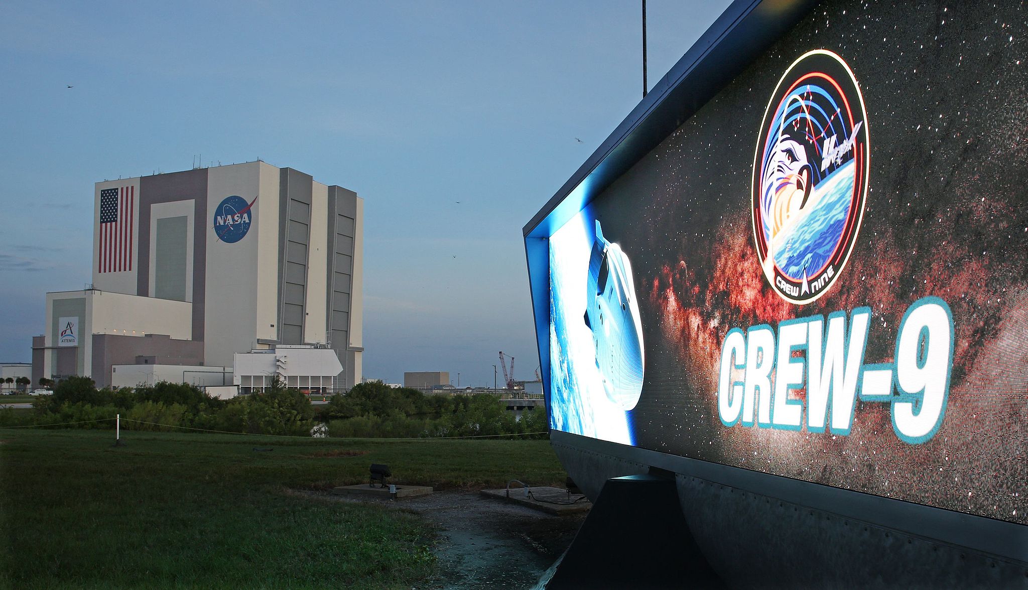 The Vehicle Assembly Building (left) and countdown clock for the Crew-9 mission are seen at dawn at the Kennedy Space Center in Florida, the United States, September 28, 2024. /CFP