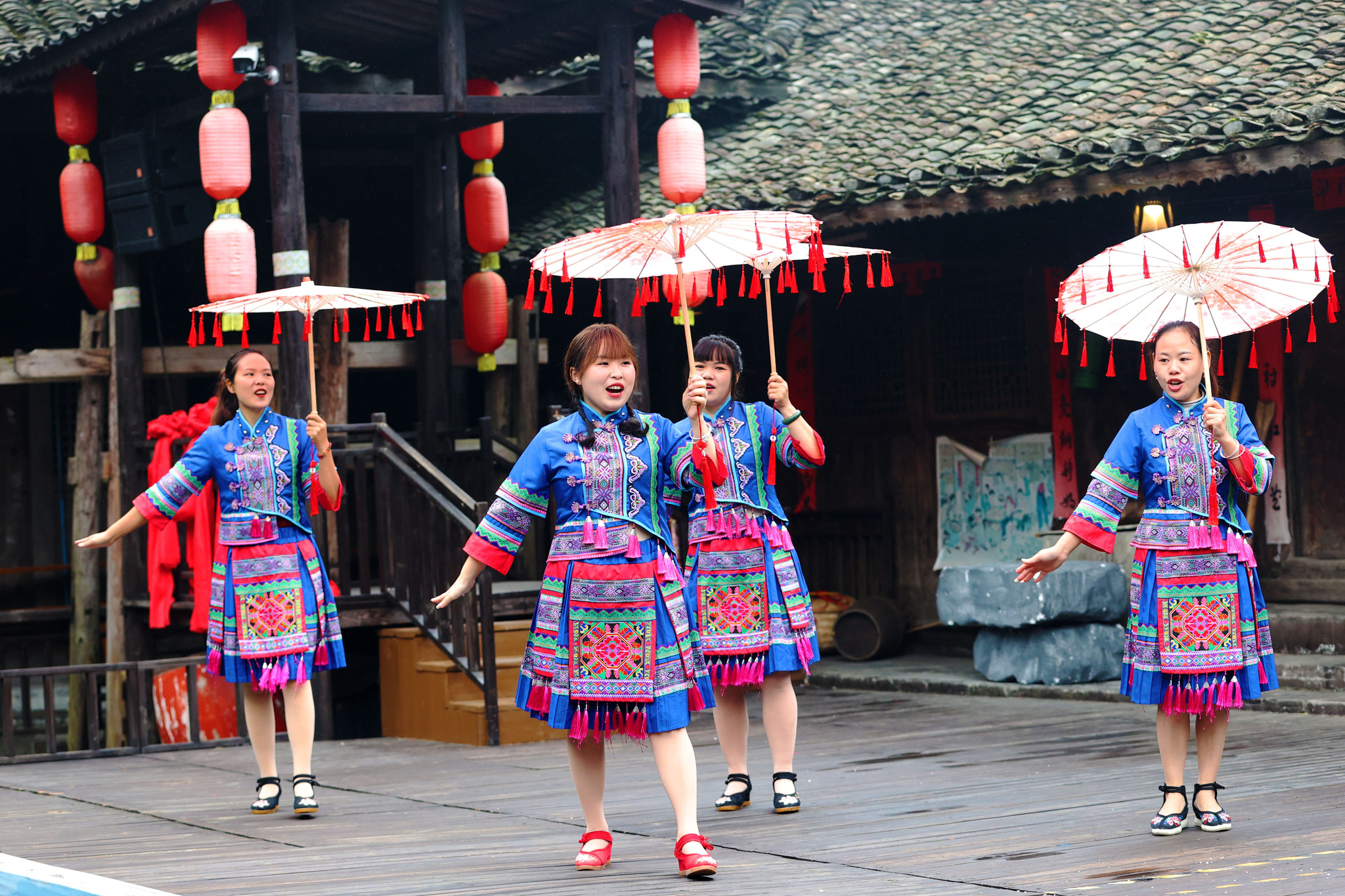 Villagers showcase Tujia ethnic dances for visitors at the Tujia Shisanzhai scenic area in Chongqing Municipality on October 6, 2024. /CFP