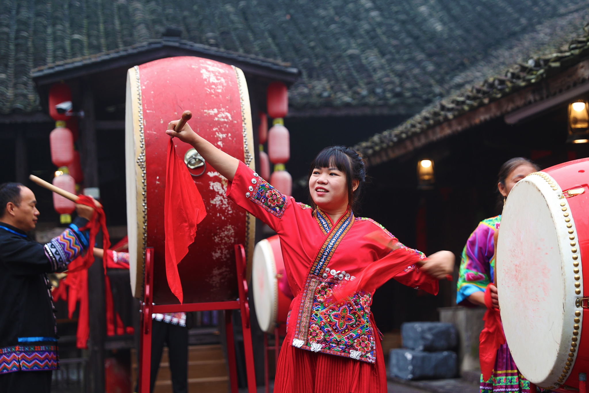 Villagers showcase Tujia ethnic dances for visitors at the Tujia Shisanzhai scenic area in Chongqing Municipality on October 6, 2024. /CFP