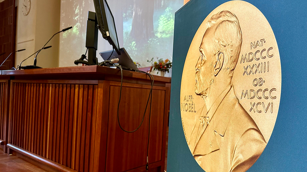 The image of a Nobel Prize medal adorns the lectern where the winner of this year's Nobel Prize for Medicine was announced in Sweden, Stockholm, October 7, 2024. /CFP