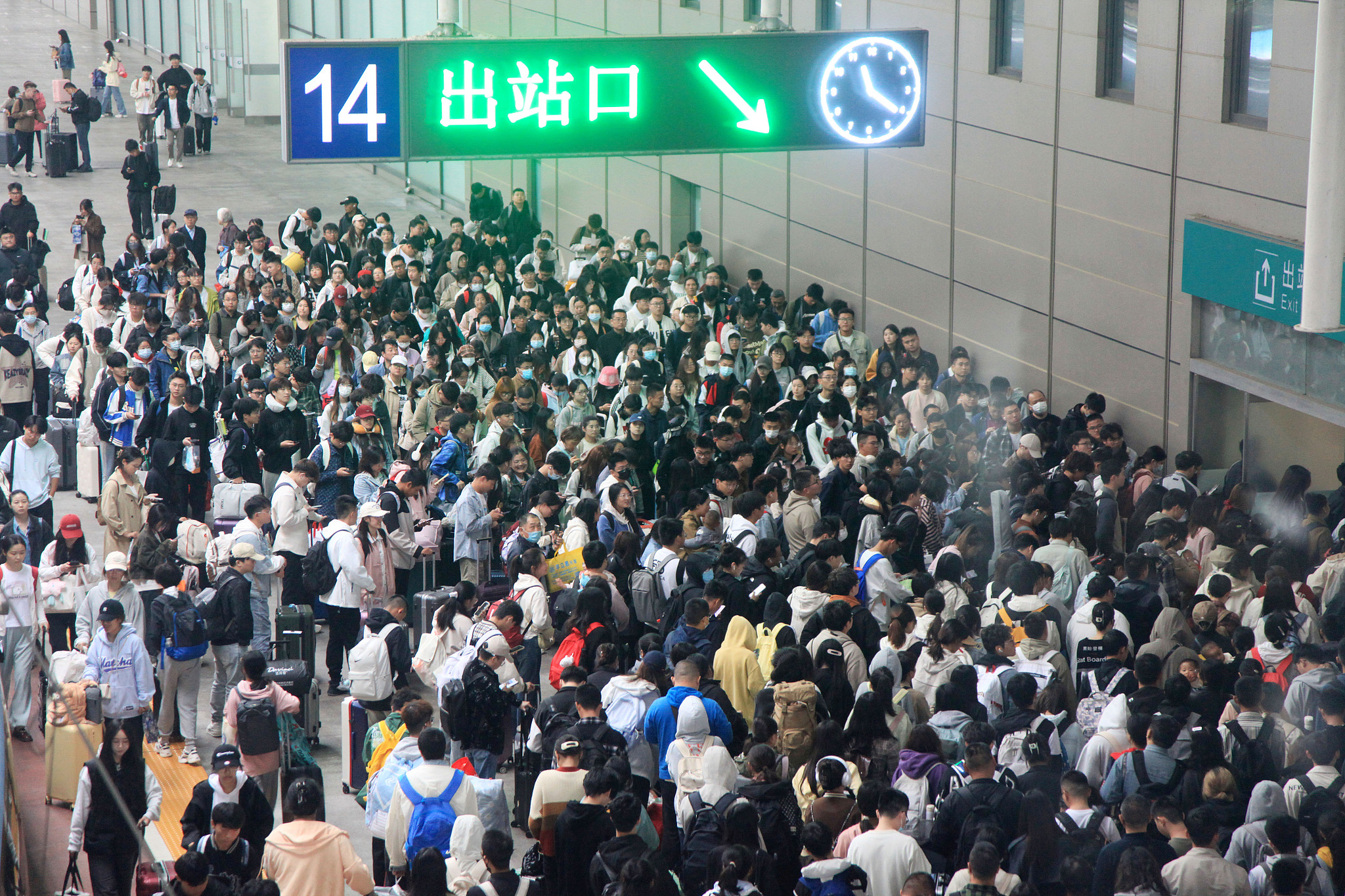 Passengers prepare to exit Nanjing Railway Station, Jiangsu Province, China, October 7, 2024. /CFP 