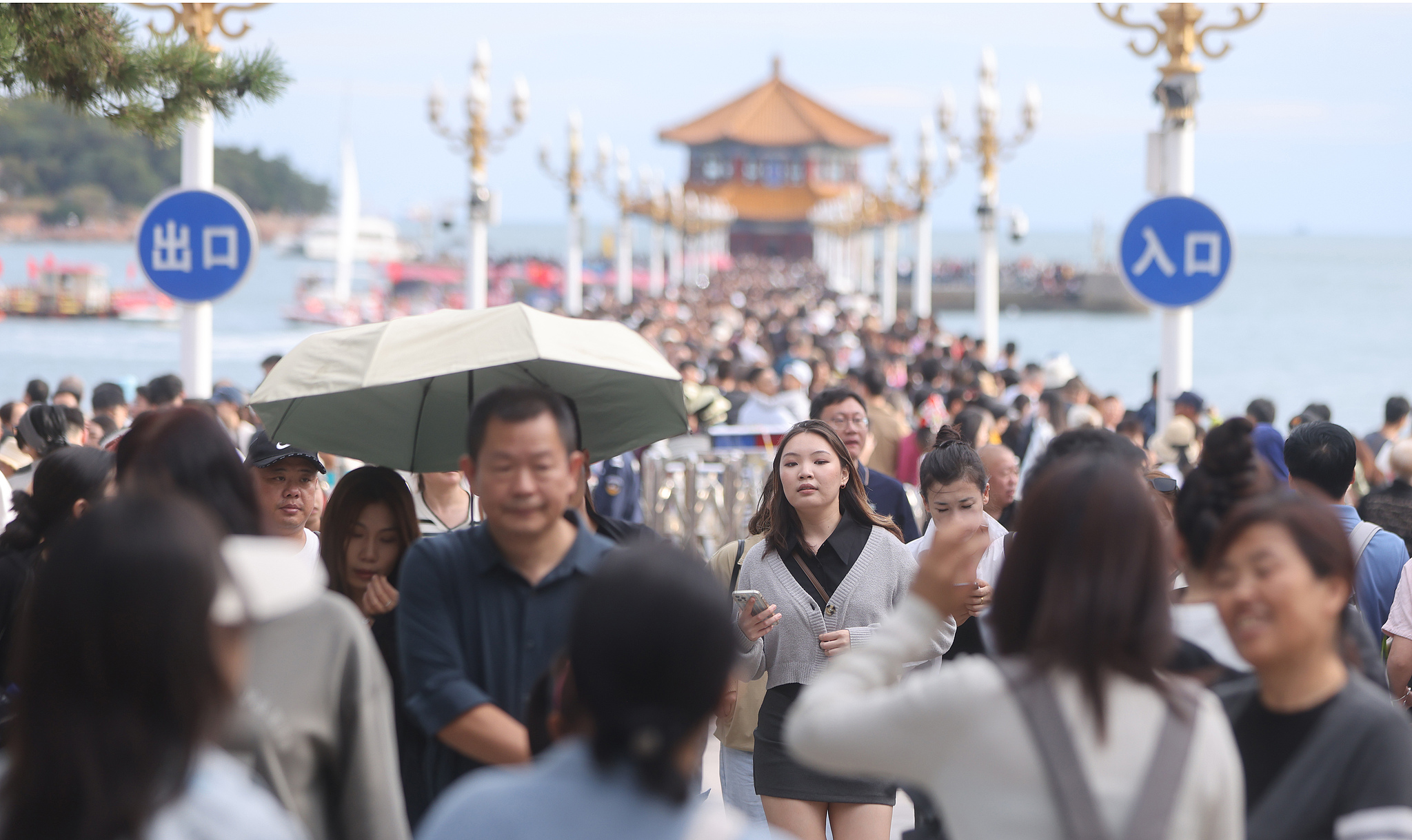 Crowds of visitors in Qingdao, Shandong Province, as the city experiences a peak in tourism during the National Day holiday, October 5, 2024. /CFP 