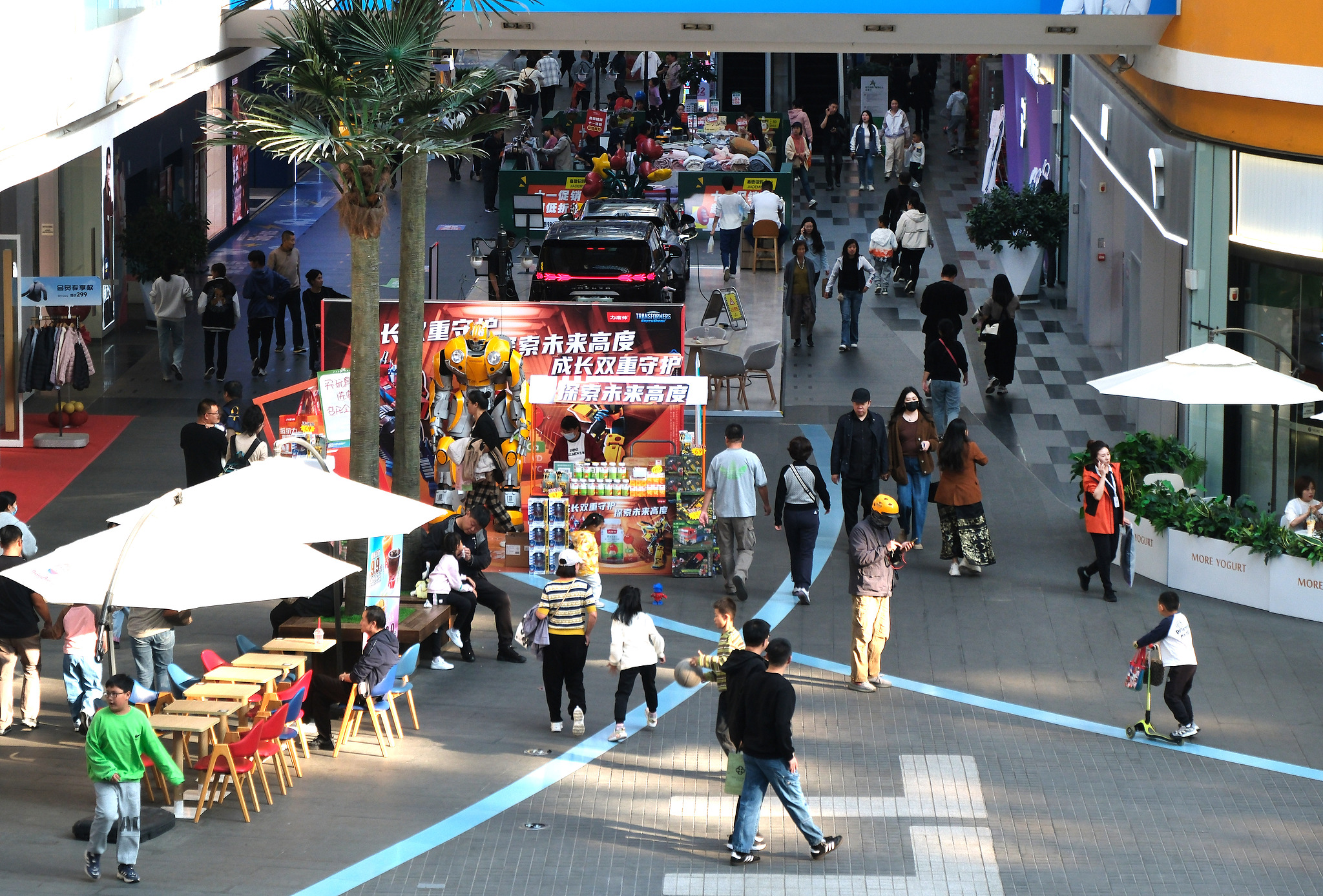 Visitors at the open-air shopping plaza in Shenyang, northeast China's Liaoning Province, Octobrer 7, 2024. /CFP