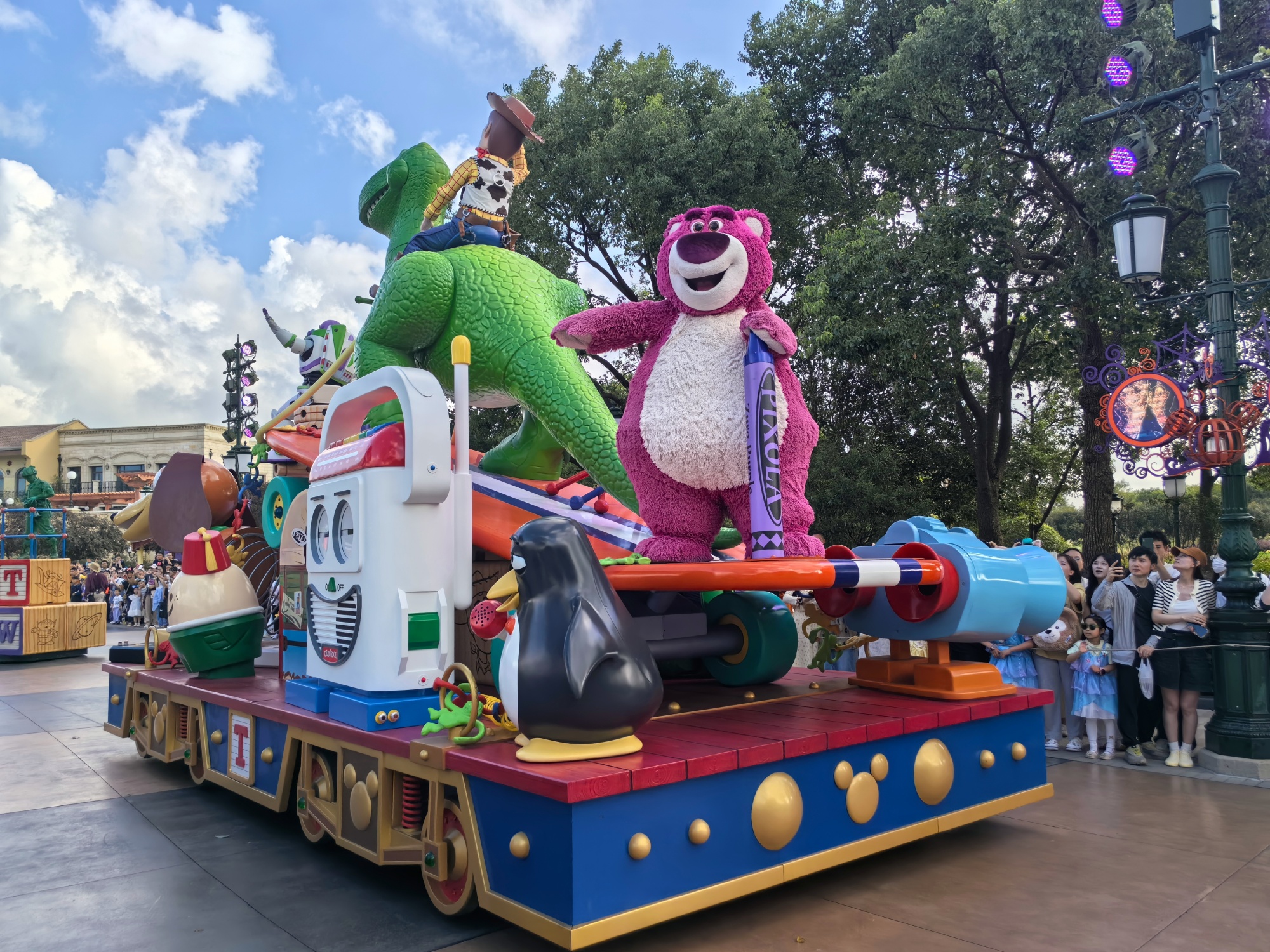 Tourists watch a parade in Shanghai Disneyland on September 30, 2024. /CGTN