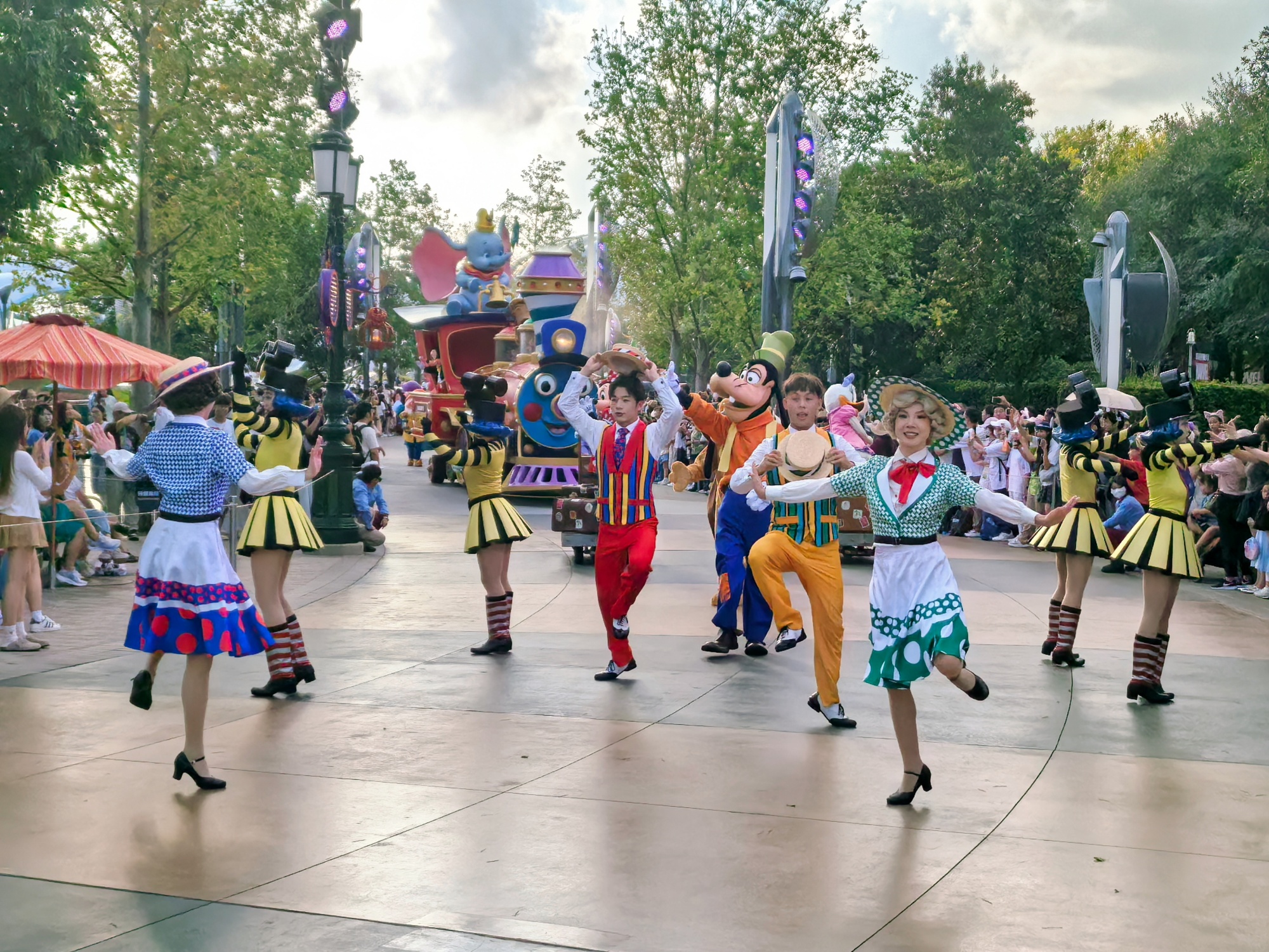 Tourists watch a parade in Shanghai Disneyland on September 30, 2024. /CGTN