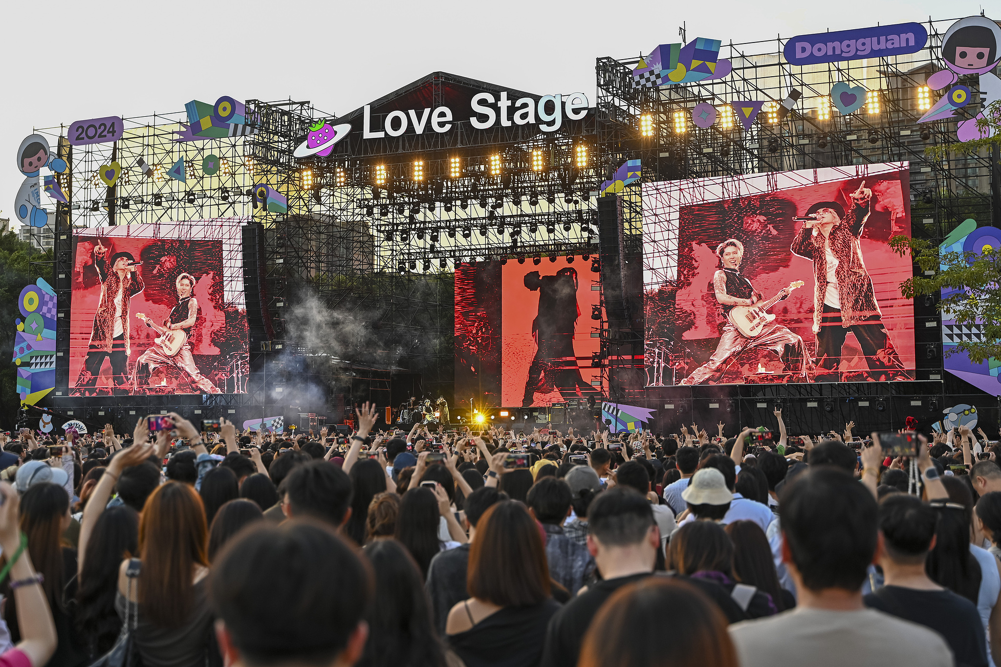 Visitors watch a performance at the Strawberry Music Festival in Dongguan, Guangdong Province, on October 4, 2024. /CFP