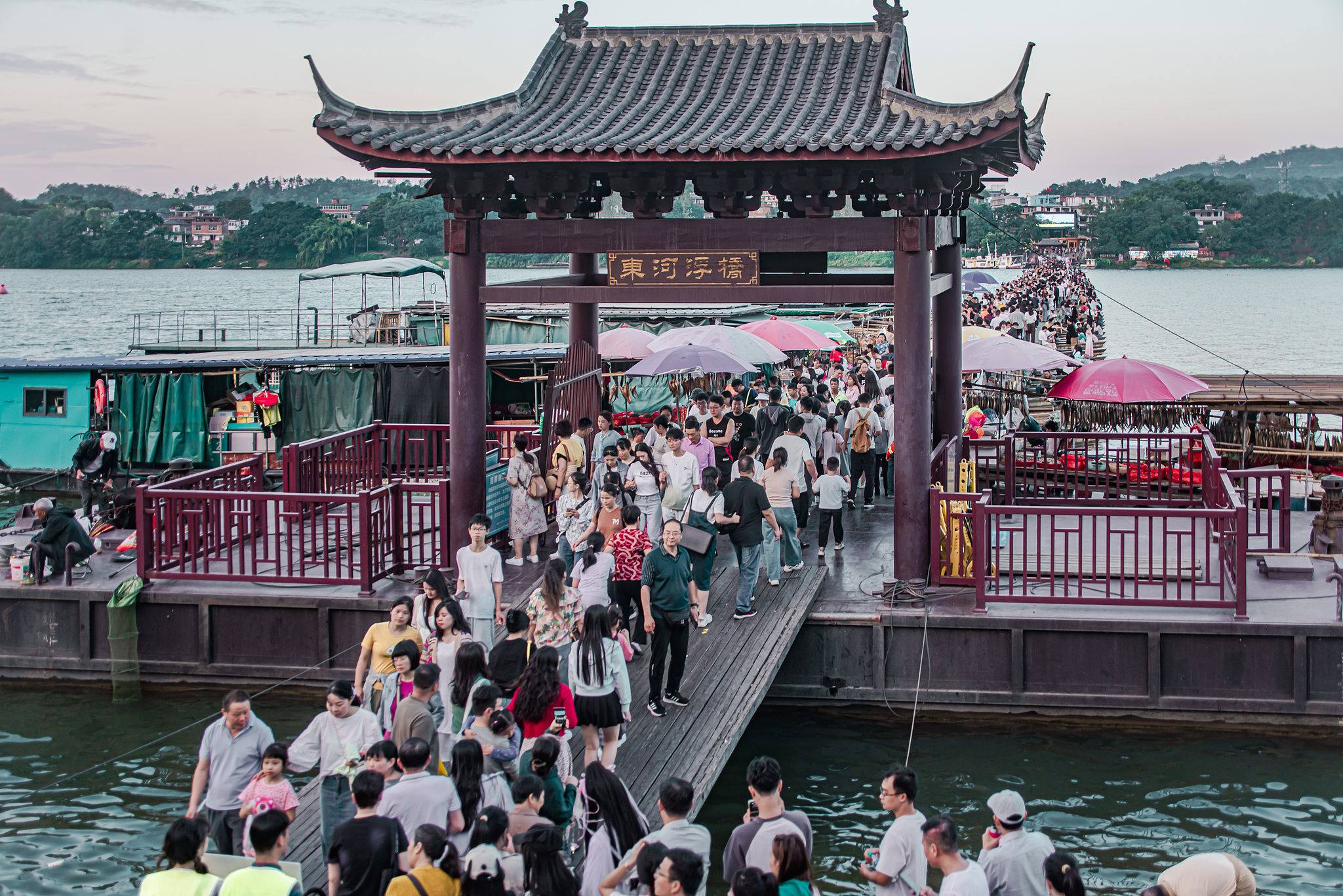 Huge crowds of people visit a century-old bridge during the National Day holiday in Ganzhou, Jiangxi Province on October 5, 2024. /CFP