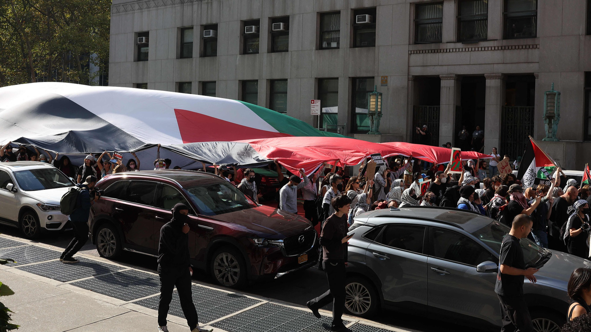 Demonstrators gather during a pro-Palestinian rally to mark the one-year anniversary of the October 7 attack by Hamas in Israel, in New York City, U.S., October 7, 2024. /CFP