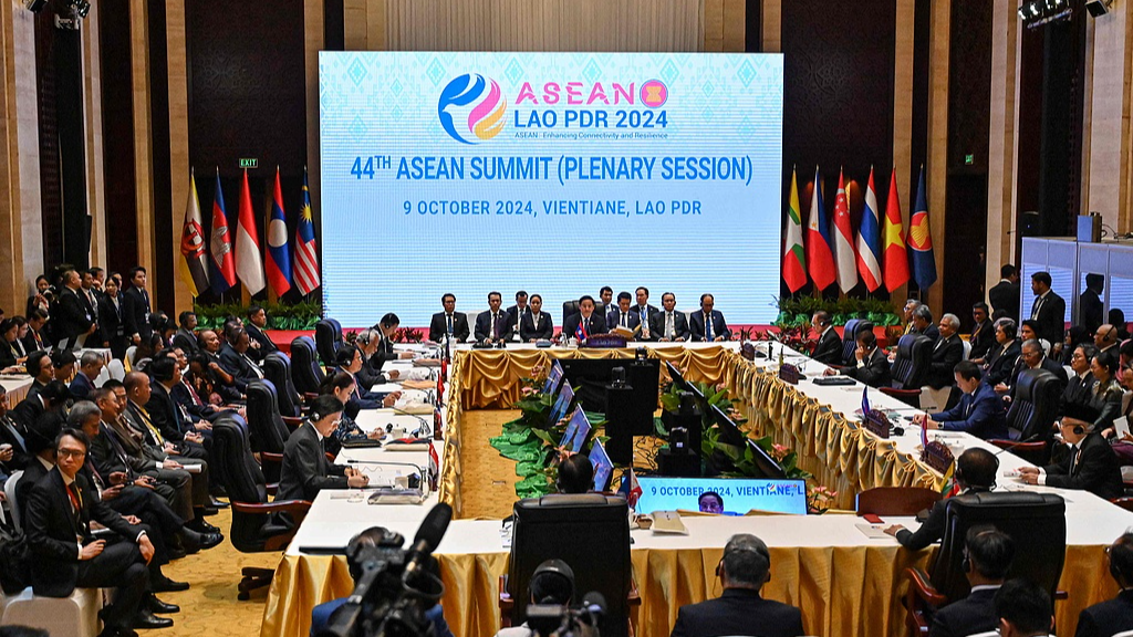 Lao Prime Minister Sonexay Siphandone (C) and ASEAN leaders take part in the 44th Association of Southeast Asian Nations Summit in Vientiane, the capital of Laos, October 9, 2024. /CFP