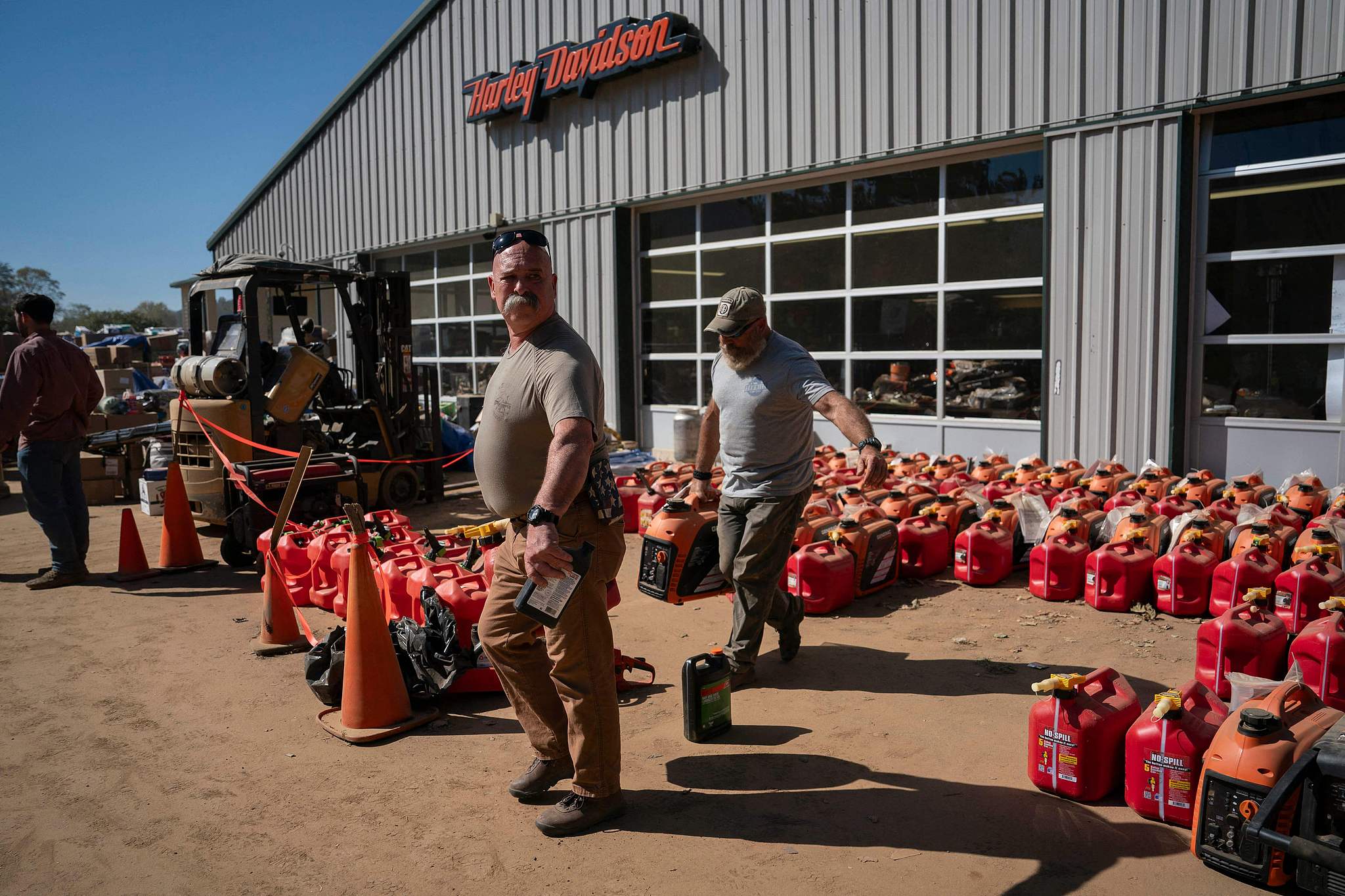 Volunteers with Savage Freedoms Relief Operation coordinate relief aid in Swannanoa, North Carolina, U.S., October 7, 2024, after the passage of Hurricane Helene. /CFP