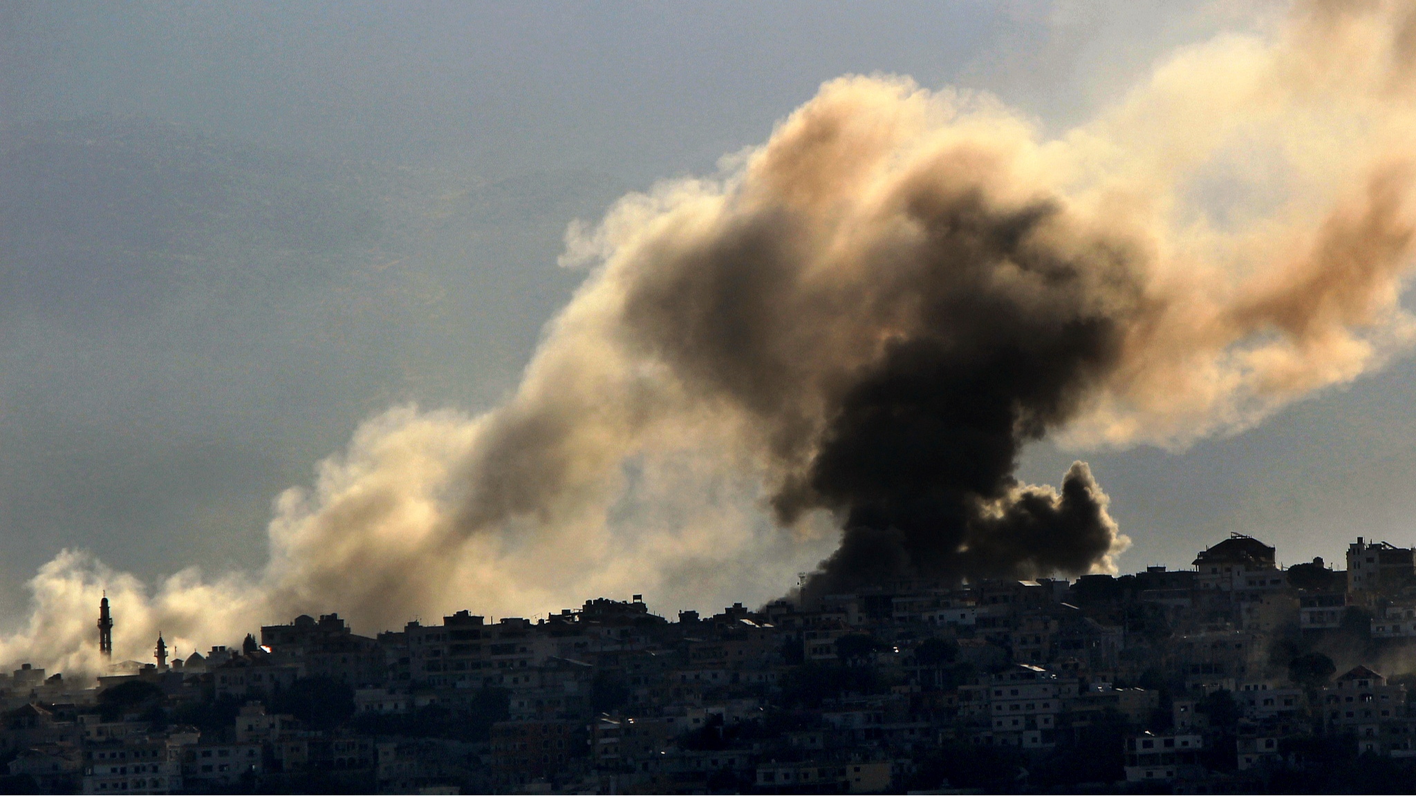 Heavy smoke billows in the sky after Israeli air strikes on the southern Lebanese border town of Khiam, Lebanon, October 9, 2024. /CFP