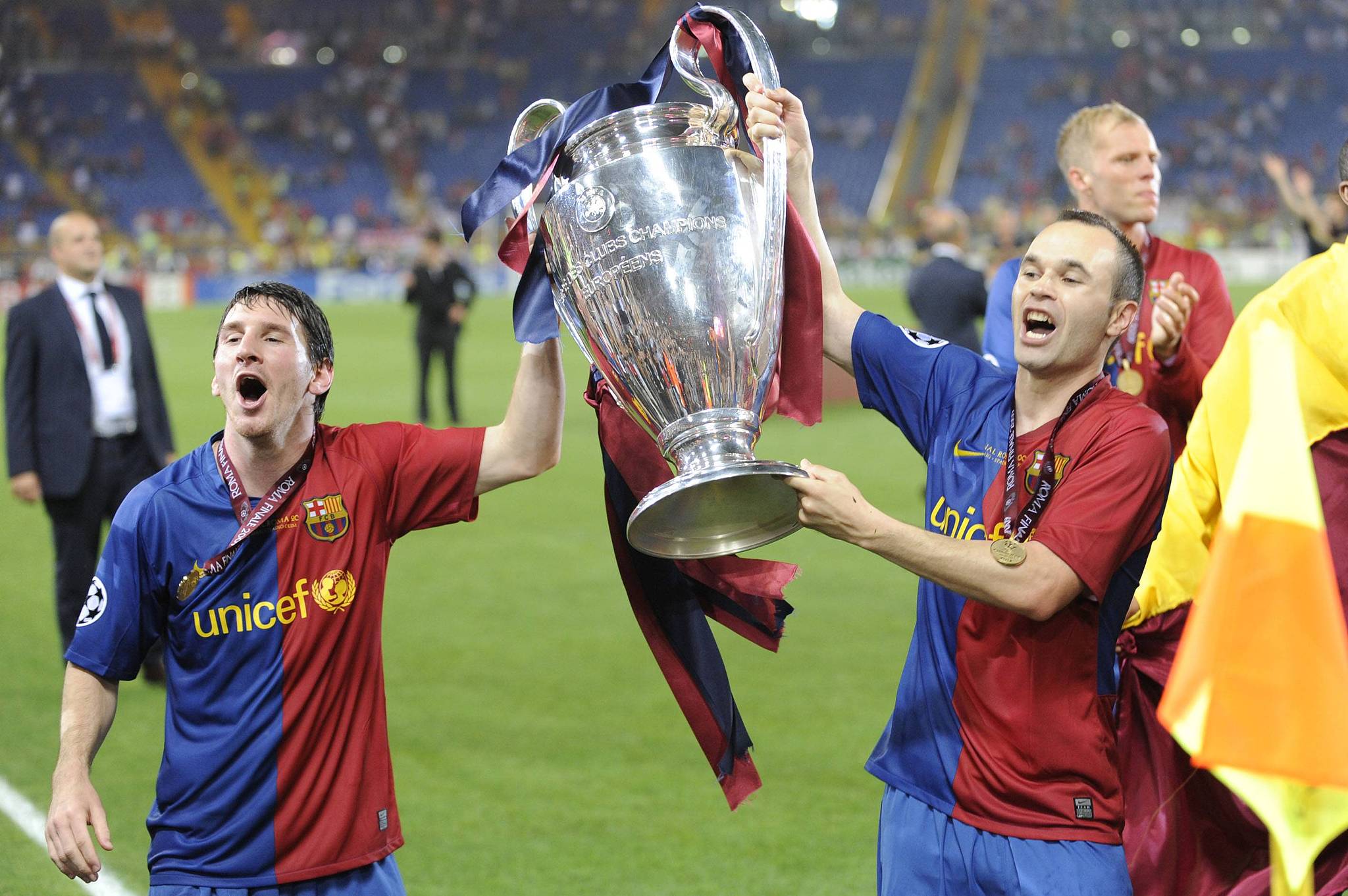 Lionel Messi (L) and Andres Iniesta of Barcelona celebrate winning the UEFA Champions League title after the 2-0 win over Manchester United in the final at Stadio Olimpico in Rome, Italy, May 27, 2009. /CFP