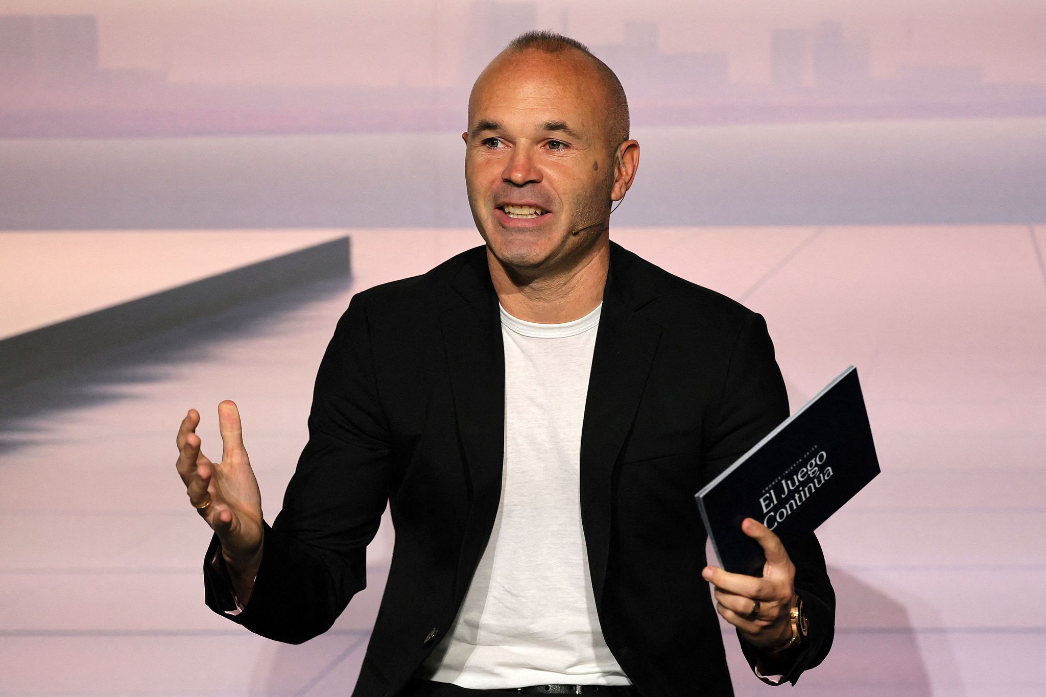 Andres Iniesta of Spain announces his retirement from football at a press conference in Barcelona, Spain, October 8, 2024. /CFP