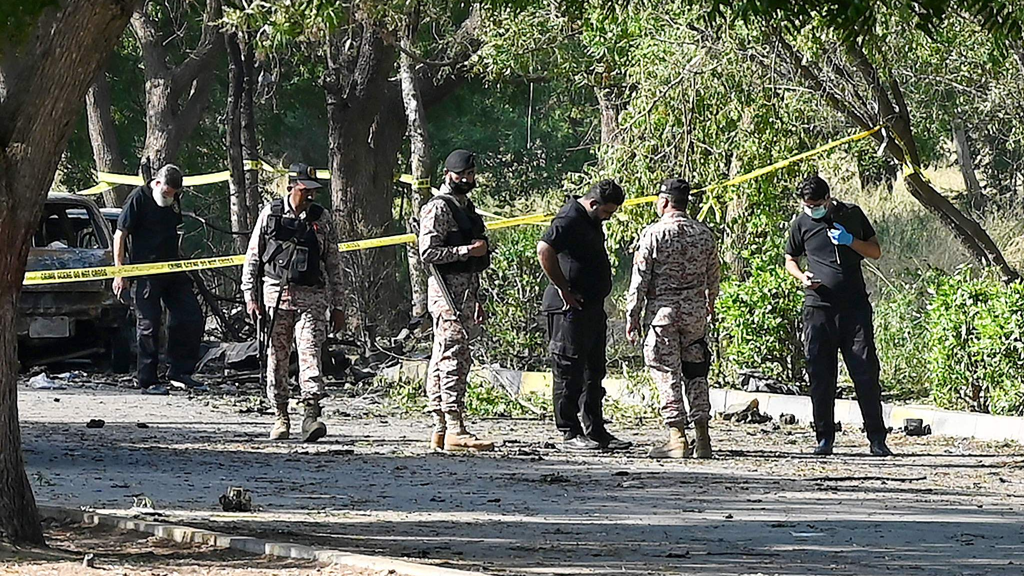 Security personnel inspect the site, a day after an explosion allegedly by separatist militants targeting a high-level convoy of Chinese engineers and investors near the Karachi international airport in Karachi on October 7, 2024. /CFP