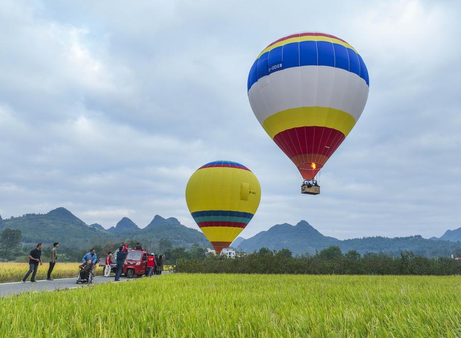 Tourists taking hot air balloons for sightseeing in Wanjing Town of Ningyuan County, central China's Hunan Province, October 6, 2024. /Xinhua