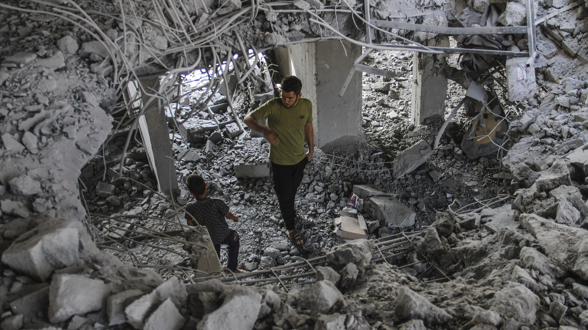 Palestinians search through rubble for some of their belongings after an Israeli army attack on Salah al-Din School in Gaza, October 9, 2024. /CFP