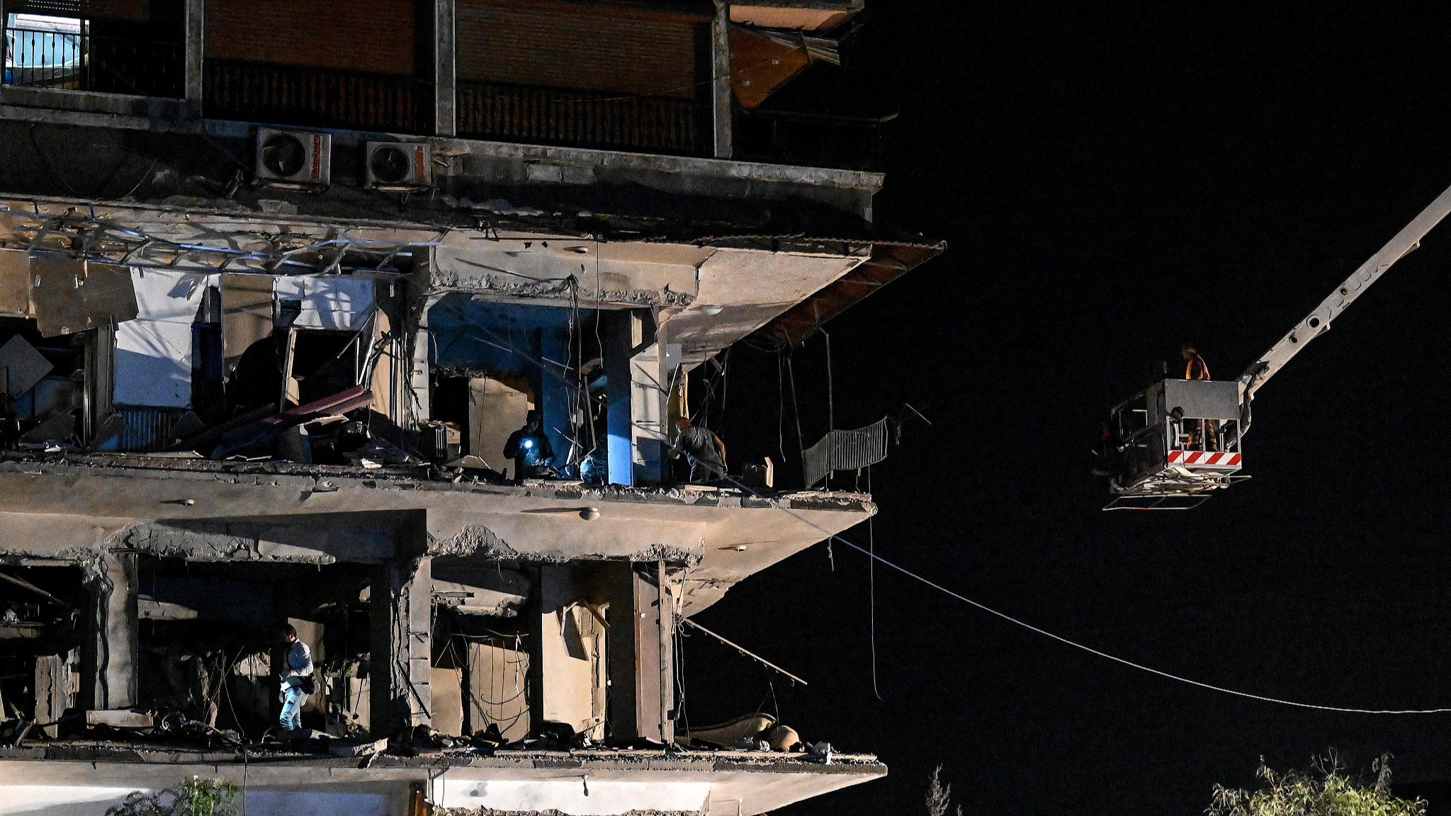 Forensic experts inspect a residential building hit by an Israeli air strike in the Mazzeh suburb on the western outskirts of Damascus, Syria, October 8, 2024. /CFP