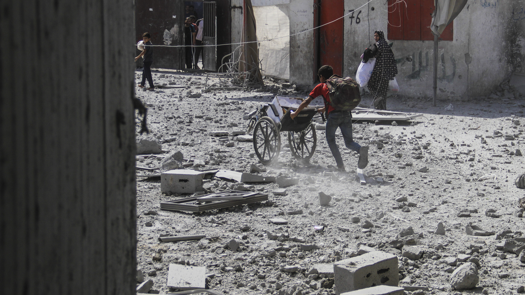 A Palestinian kid flees the area with some of his belongings after an Israeli army attack on Salah al-Din School in Gaza City, October 9, 2024. /CFP 