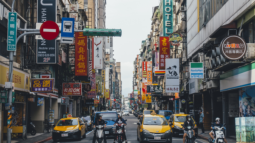 People wait for the green light at an intersection in Taipei, Taiwan, China, June 13, 2019. /CFP