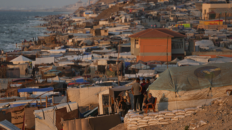 Tents are crammed together as displaced Palestinians camp along the beach of Deir Al Balah, central Gaza Strip, October 9, 2024. /CFP