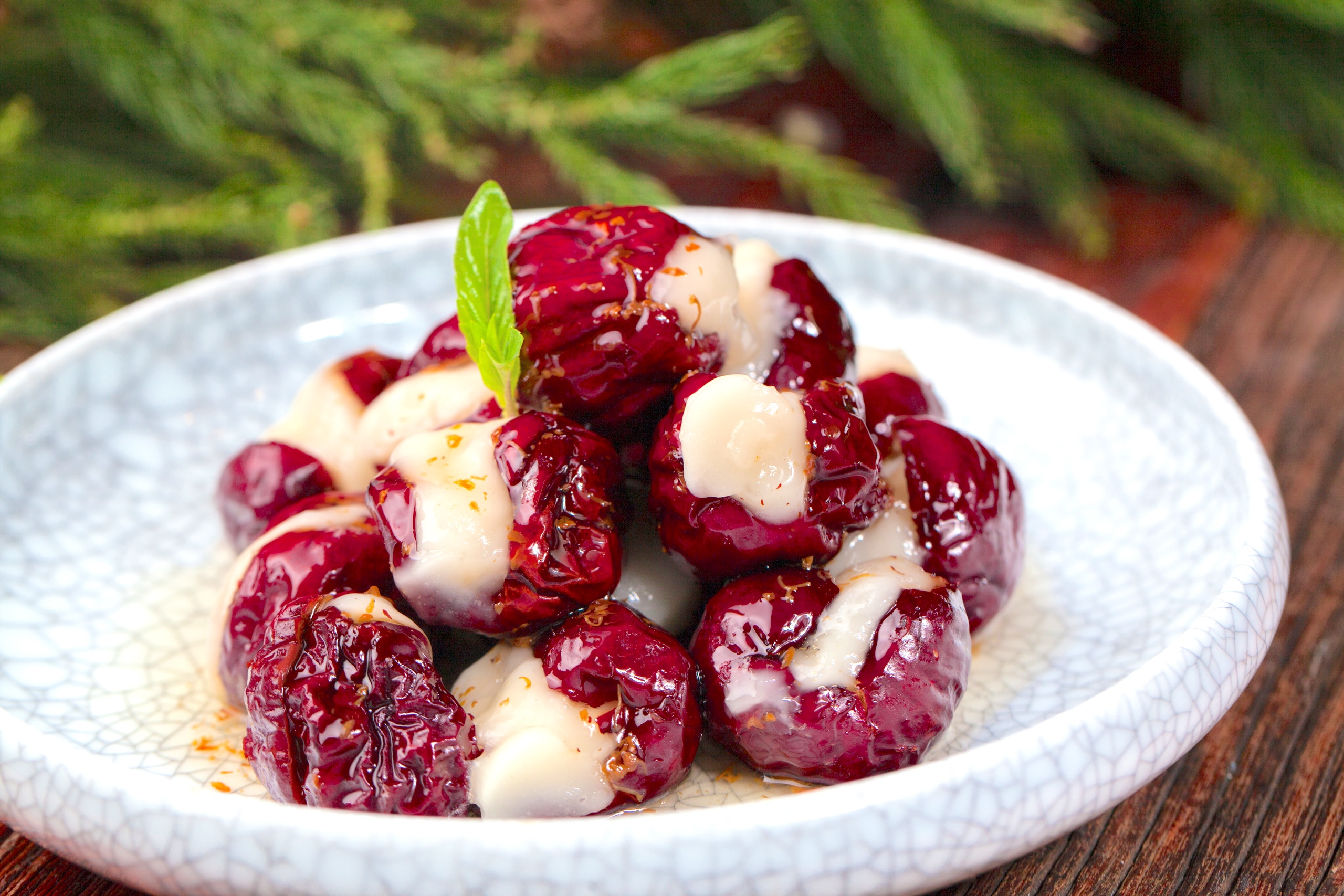 Red dates stuffed with sticky rice /IC