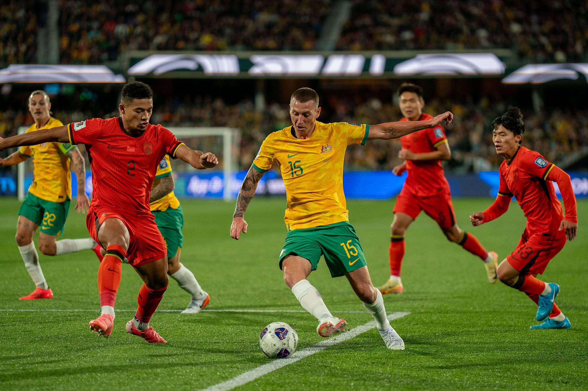 Mitchell Duke (#15) of Australia controls the ball against China in a 2026 FIFA World Cup Asian Football Confederation (AFC) qualifier in Adelaide, Australia, October 10, 2024. /CFP