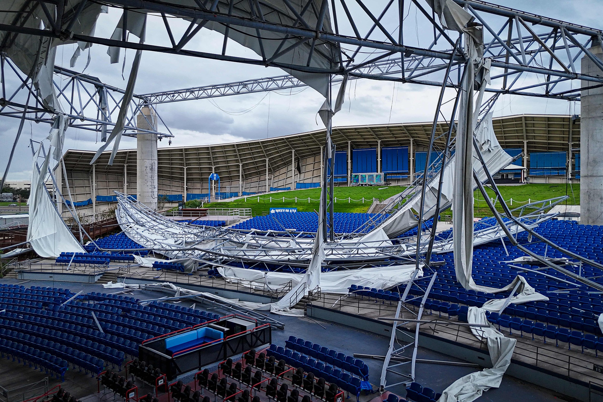 The MidFlorida Amphitheater's roof lies partially collapsed in the aftermath of Hurricane Milton in Tampa, Florida, the U.S., October 10, 2024. /CFP