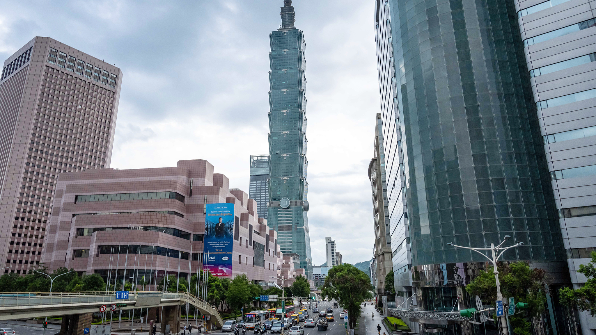 Vehicles travel past the Taipei 101 skyscraper in Taipei, southeast China's Taiwan, June 3, 2021. /CFP