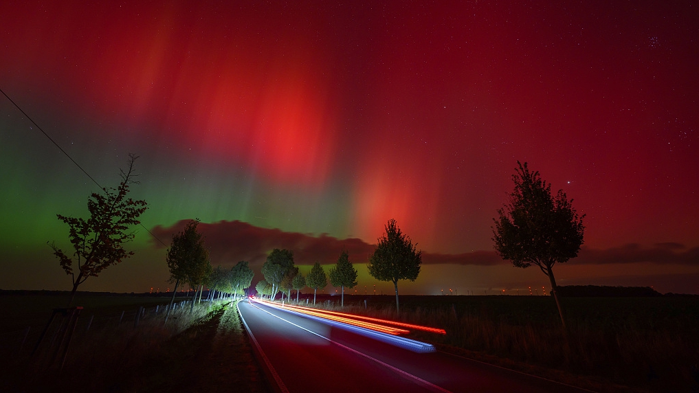 Northern lights glow in the night sky due to recent solar activity, eastern Brandenburg, Germany. /CFP