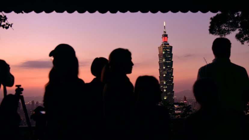 Tourists view the Taipei 101 skyscraper, a landmark in Taipei, southeast China's Taiwan, January 2, 2017. /Xinhua