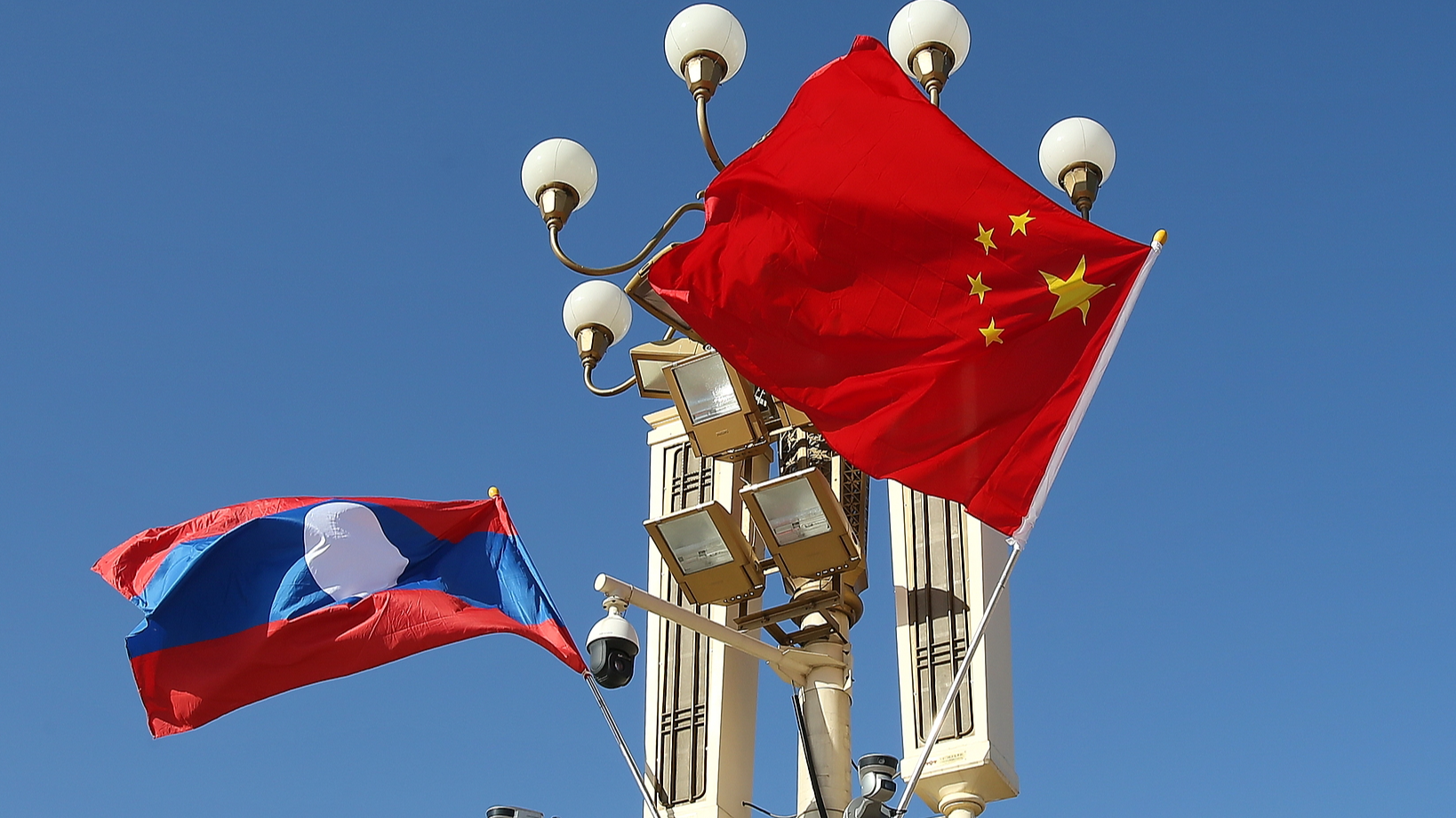 The national flags of China and Laos. /CFP