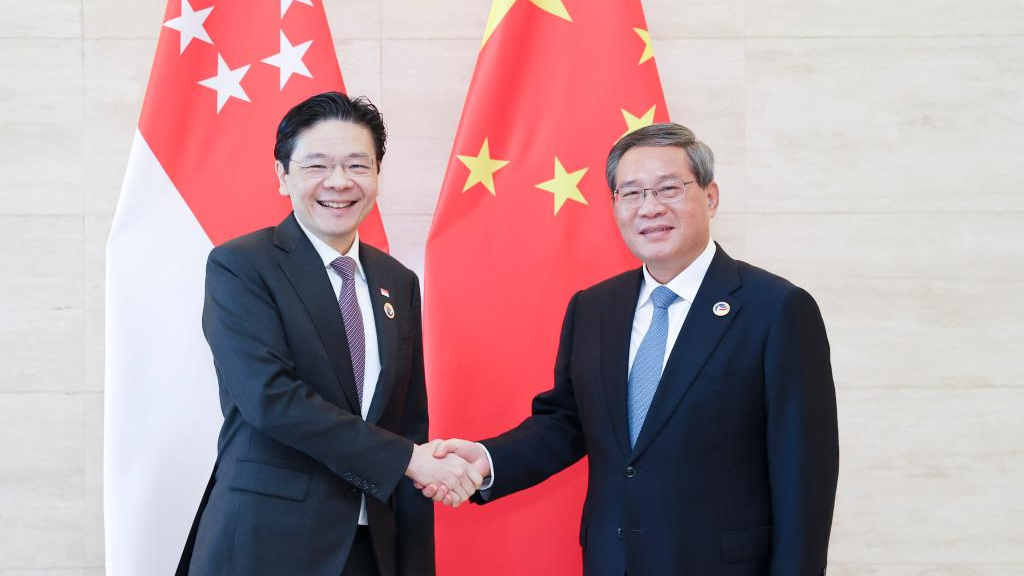 Chinese Premier Li Qiang (R) meets with Singaporean Prime Minister Lawrence Wong on the sidelines of the leaders' meetings on East Asia cooperation held in Vientiane, Laos, October 11, 2024. /Xinhua