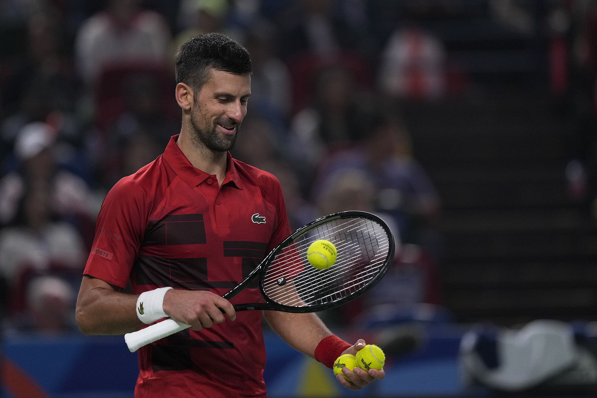 Novak Djokovic chooses the balls during the men's singles quarterfinal against Jakub Mensik of the Czech Republic (not pictured) at the ATP Shanghai Masters, October 11, 2024. /CFP