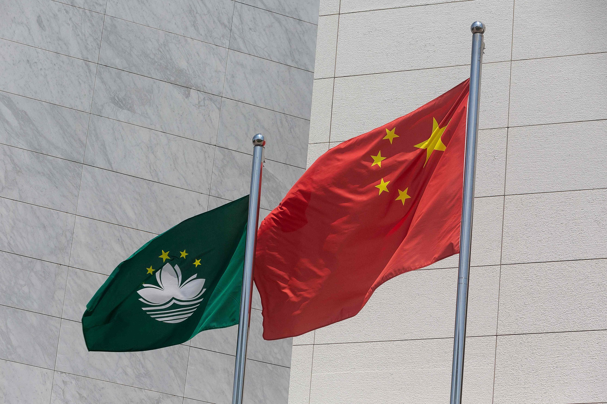 The Chinese national flag and the Macao SAR flag. /CFP