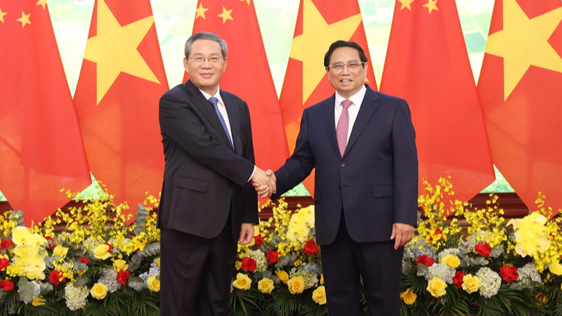 Chinese Premier Li Qiang (L) shakes hands with Vietnamese Prime Minister Pham Minh Chinh, Hanoi, Vietnam, October 13, 2024. /Xinhua