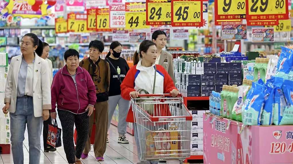 Shoppers at a supermarket in east China's Shandong Province, October 13, 2024. /CFP